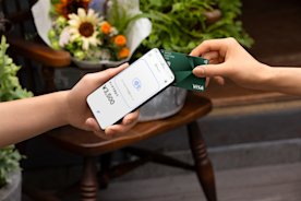 Squareは2023年9月6日、日本の事業者向けに「Tap to Pay on Android(読み方:タップ・トゥ・ペイ・オン・アンドロイド)、以下「Tap to Pay」」の提供を開始しました。「Tap to Pay」は、Square POSレジアプリを対応するAndroidスマートフォンへインストールし、簡単な設定を行えば、国際ブランドのタッチ決済(非接触型決済)に対応したカードや、対応カードが追加されたスマートフォンやスマートウォッチのウォレットアプリによる決済を受け付けることのできるテクノロジーです。カードやスマートフォンをアンドロイド端末の背面にかざすだけで、すぐに決済を受け付けることができます。