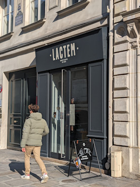 Situé au cœur de Paris, Lactem Palais Royal offre une expérience de café unique où l'élégance et les saveurs raffinées sont à l'honneur.