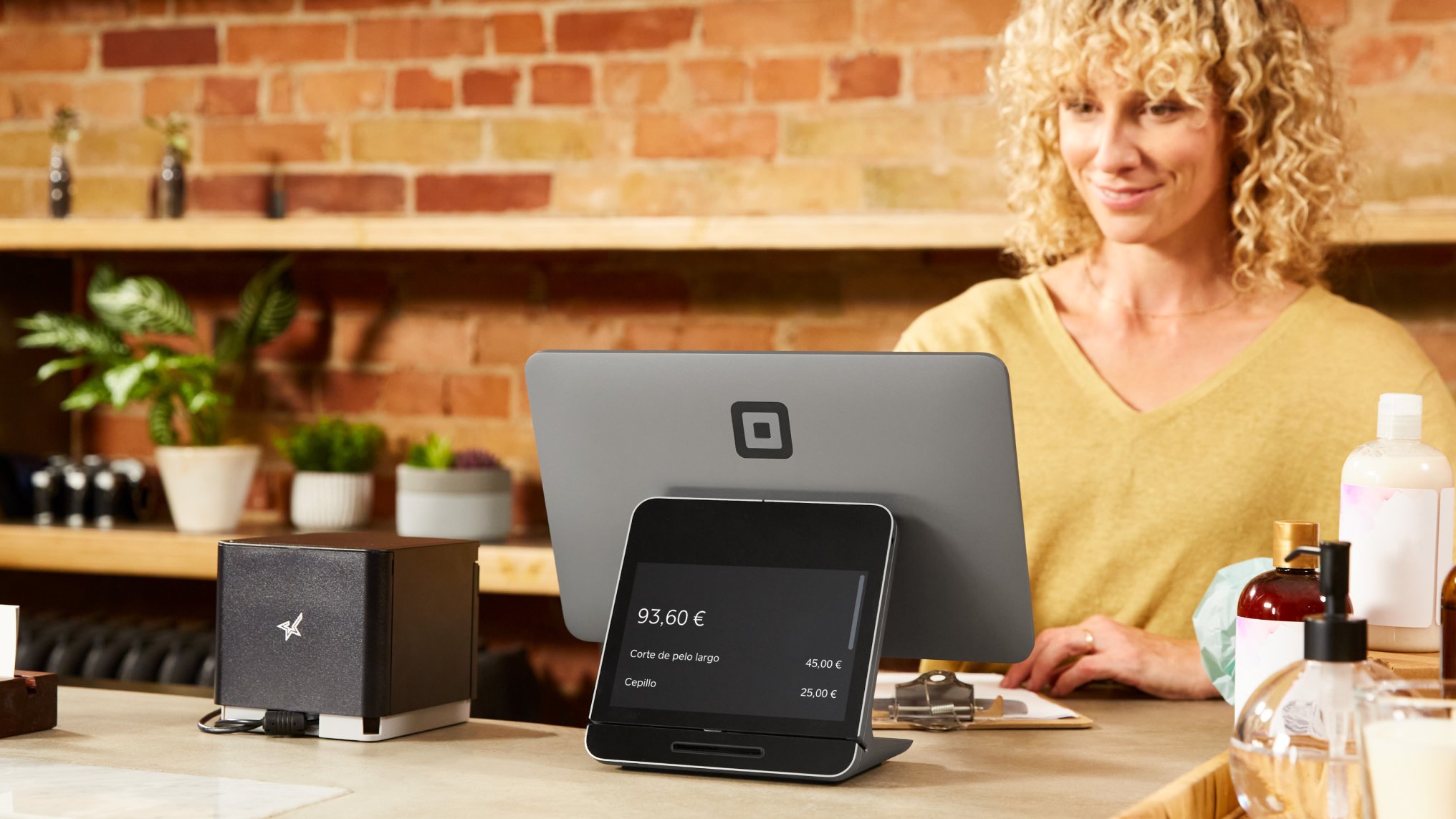 Empresaria vendiendo con un terminal de Square