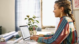 Empresaria trabajando con su ordenador