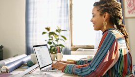 Empresaria trabajando con su ordenador