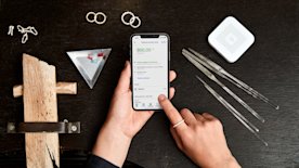 Empresario generando un pago recurrente para un cliente desde su móvil.