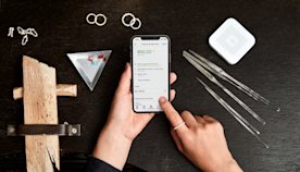 Empresario generando un pago recurrente para un cliente desde su móvil.