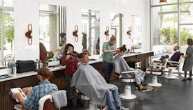 Empleados cortando el pelo a clientes en una peluquería