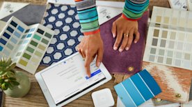 Empleada preparando una factura online con una tablet.