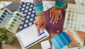 Empleada preparando una factura online con una tablet.