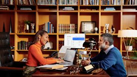 Empresaria asesorando a su cliente