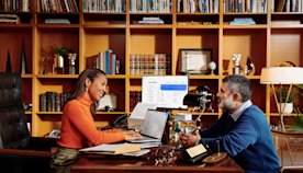 Empresaria asesorando a su cliente