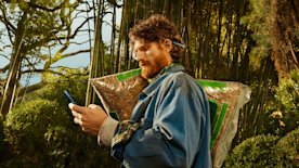 Artesano gestionando ventas desde su teléfono