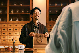 Squareは、「お店に余裕を。ビジネスに余白を。」と題し、小売店を営むビジネスオーナーに向けて、あらゆるビジネスシーンにおいて、決済を始め総合的にサポートすることを伝えるテレビCMを、2023年1月23日から関東エリアにて放送いたします。