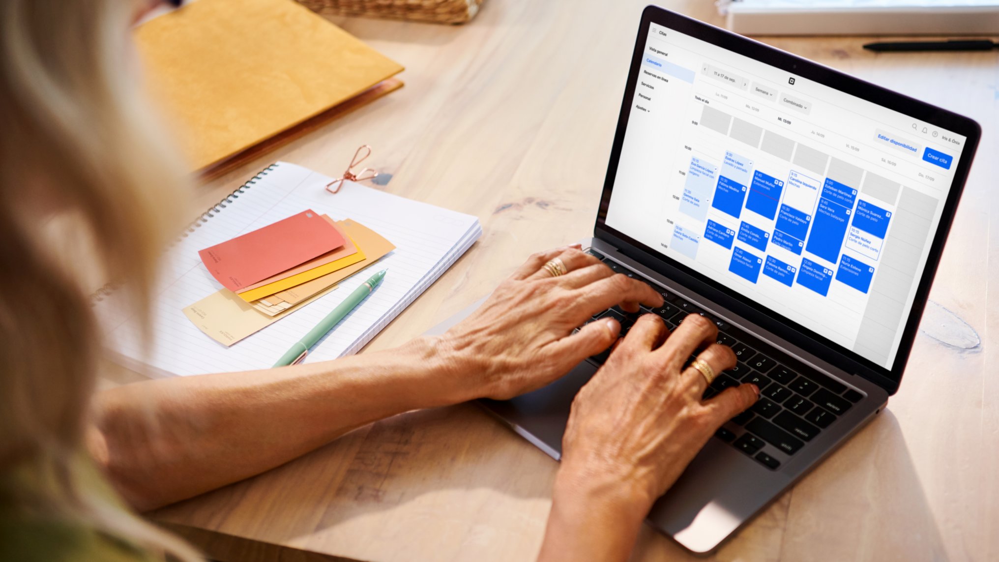 Empresaria programando su agenda desde su ordenador