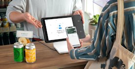 「Square POSレジ」や「Square オンラインビジネス」と連動するお買い物特典プログラムが簡単に設定・管理・運営できる「Square ロイヤルティ」のサービス提供を開始。本サービスによって事業者は、第三者のポイントなどのプログラムに依存しない独自の特典プログラムを作成出来る。事業者は、店頭または「Square オンラインビジネス」で作成したネットショップにて商品を購入したお客さまに対してポイントなどの特典を付与し、売上アップを目指したり、お客さまのリピート率向上を目指すことが可能。