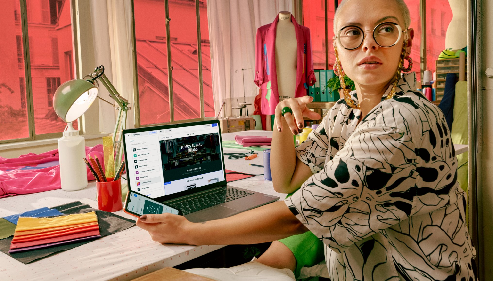 El comercio electrónico o e-commerce se refiere a comprar y vender por internet. Descubre la definición de e-commerce, cómo funciona, y cómo lanzarlo.