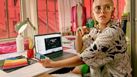 El comercio electrónico o e-commerce se refiere a comprar y vender por internet. Descubre la definición de e-commerce, cómo funciona, y cómo lanzarlo.