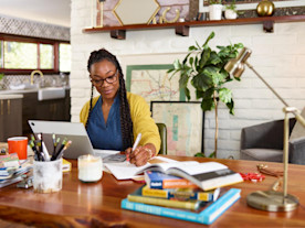 Une femme travaillant sur un ordinateur portable
