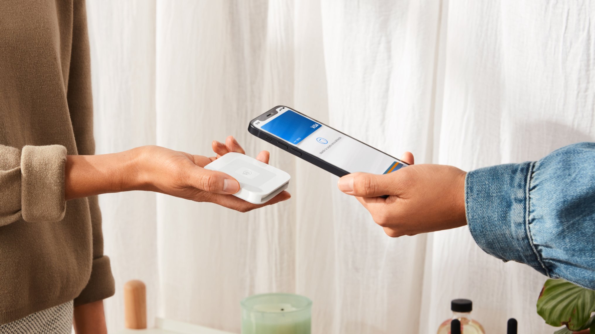 Cliente pagando con su teléfono móvil