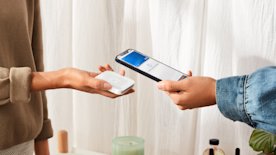 Cliente pagando con su teléfono móvil