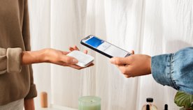 Cliente pagando con su teléfono móvil