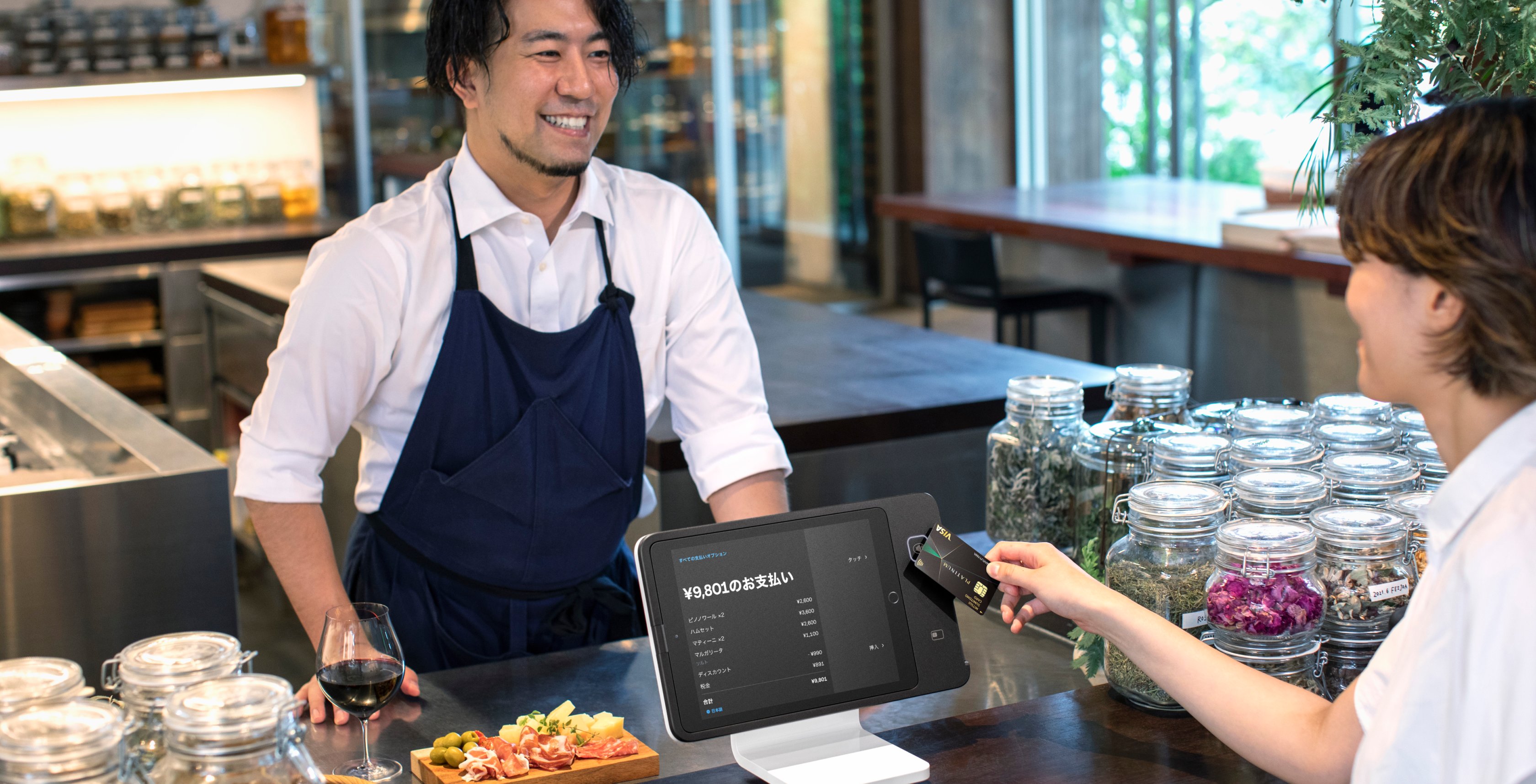 Squareは、飲食店の経営と実務に必要なソリューションを包括した「Square レストランPOSレジ」のサービス提供を開始。また、フロア担当がお客さまのテーブル脇で注文と決済の両方を行うことができる「Square モバイルPOSレジ(ハンディ端末)」、厨房業務を効率的にサポートする「Square キッチンディスプレイシステム(KDS)」も同時に提供を開始。