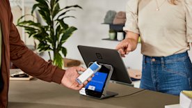 Cliente pagando con su teléfono móvil en un terminal de Square