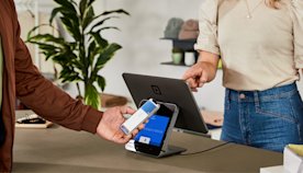 Cliente pagando con su teléfono móvil en un terminal de Square