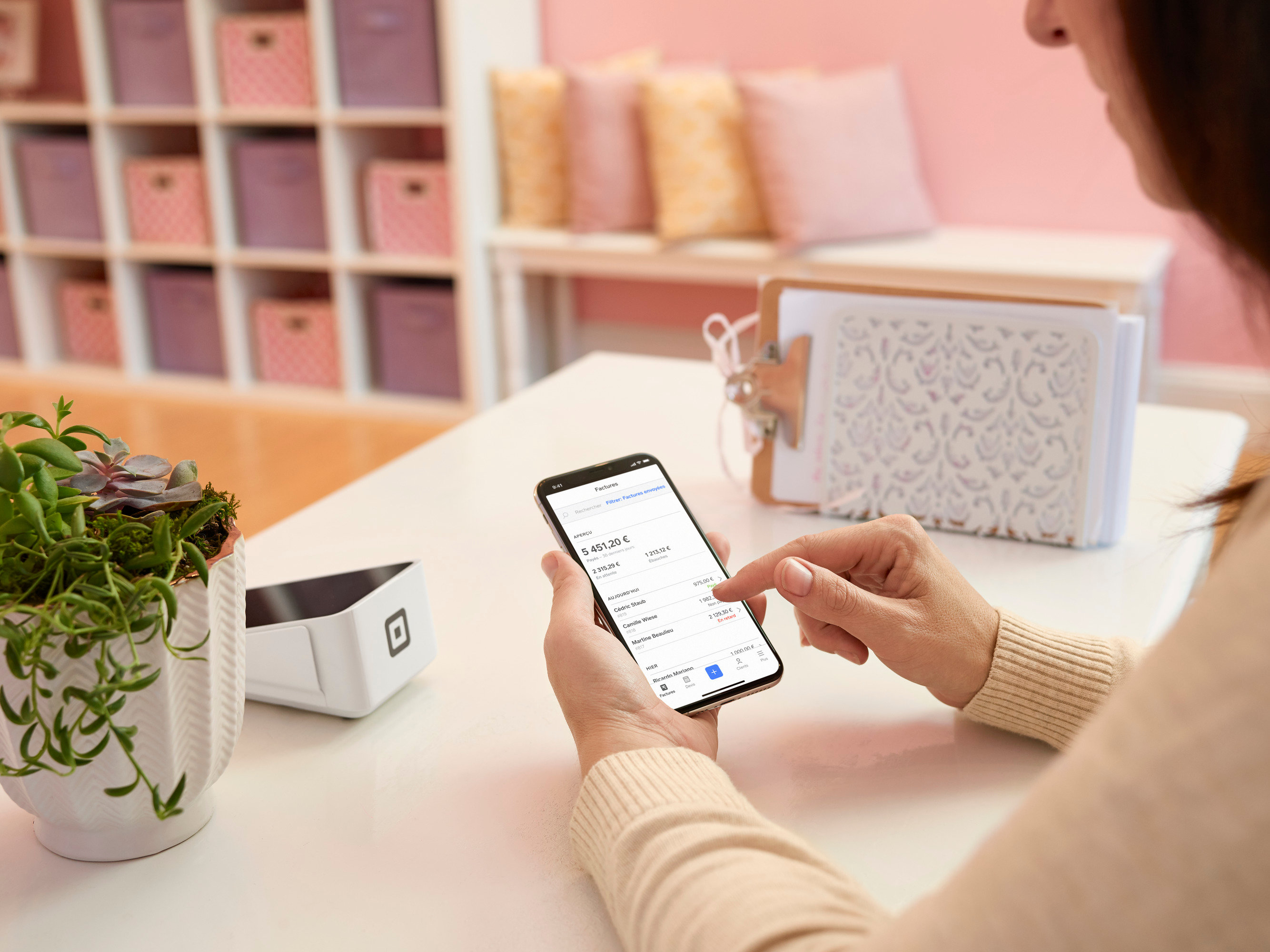 Créez, envoyez et suivez vos factures où que vous soyez avec l'application de facturation gratuite de Square, une solution simple en ligne.