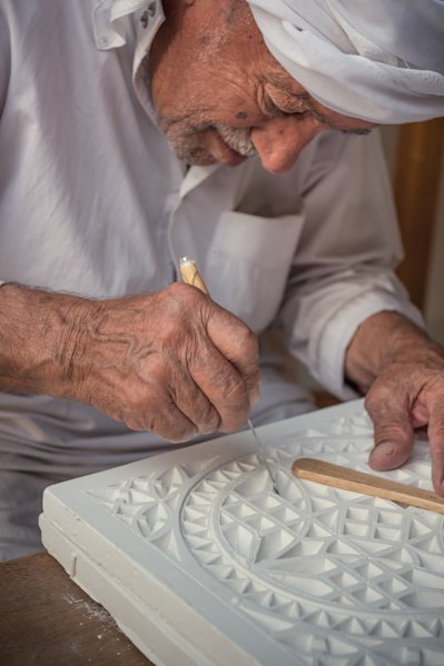 ABO036 - About Qatar - Gypsum Carving