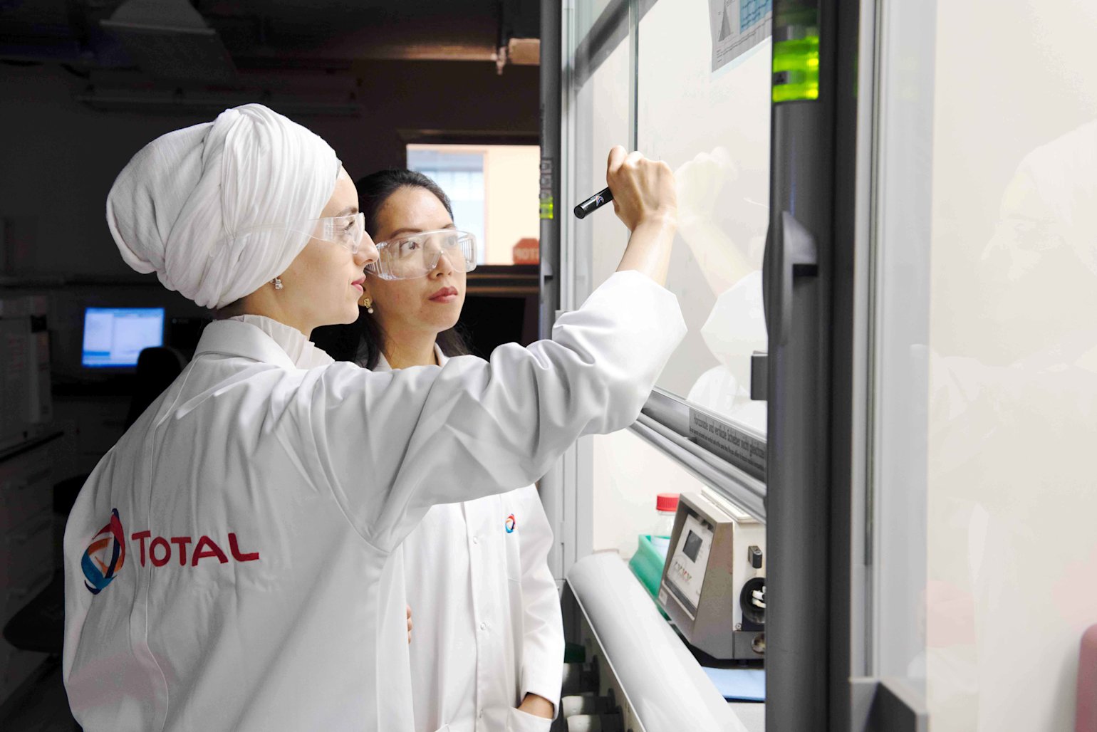 Caption 1 - Total Research Center-Qatar - 03 copy