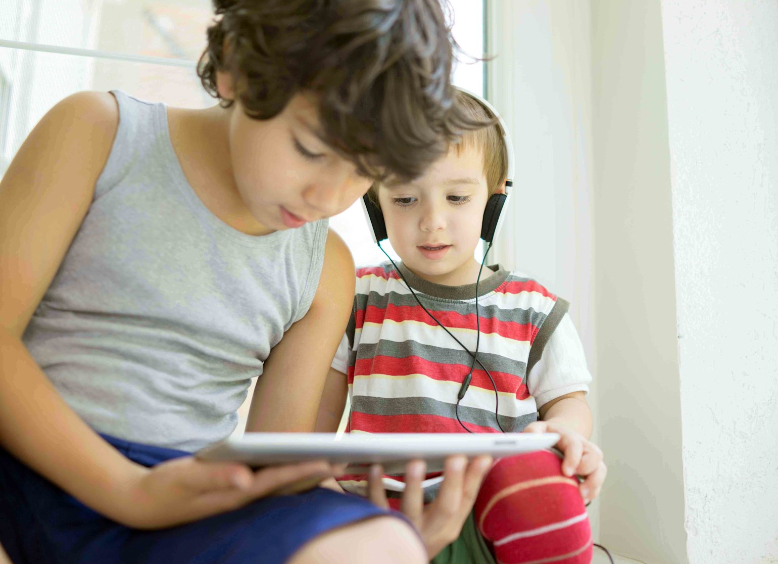 PC-Zurijeta - kids- listening music - 03