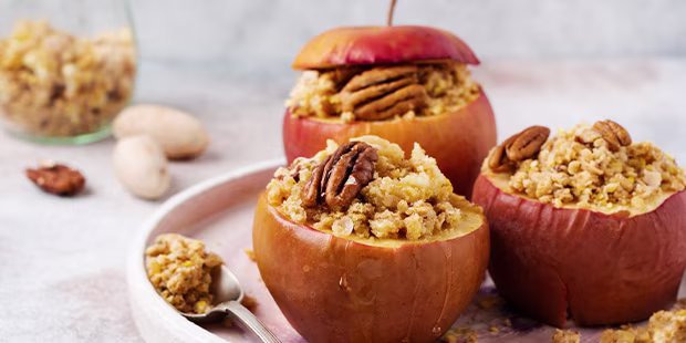 Bratäpfel mit Nussfülle mit Marmor-Arbeitsplatte