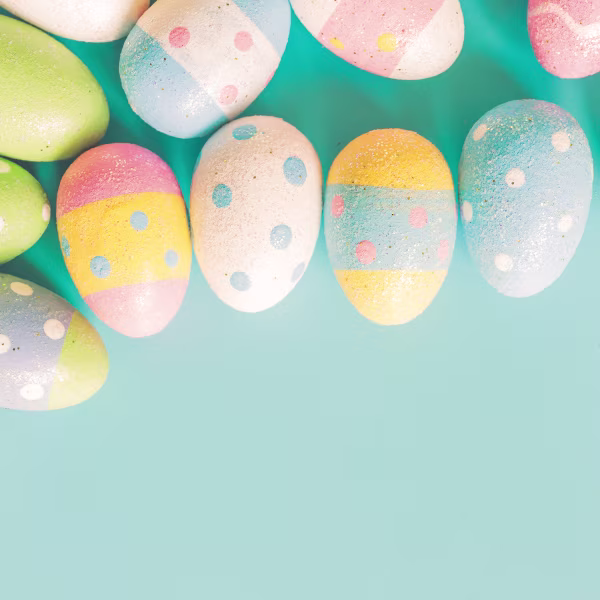 Ostereier auf einem türkisen Hintergrund - Geschenkideen zu Ostern auf shöpping.at