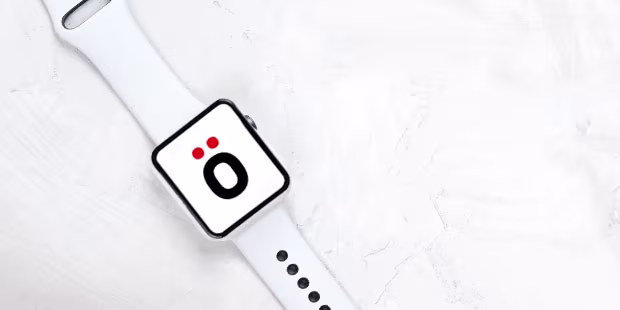 Refurbished Smartwatch, auf einer Arbeitsfläche in Betonoptik