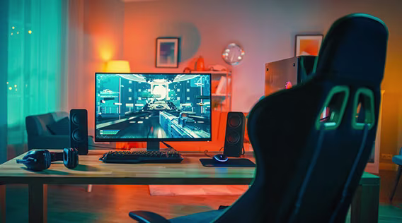 Gaming Stuhl und Gaming-PC im eigens eingerichteten Gaming-Zimmer