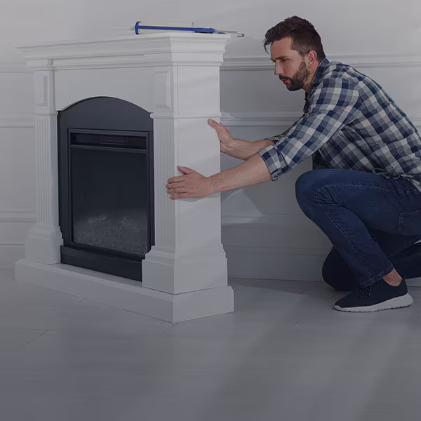 Heimwerker der einen Kamin im Wohnzimmer aufstellt | Kühl- & Heiztechnik günstig online bestellen