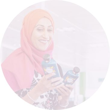 muslimská žena drží v ruce výrobky P&G