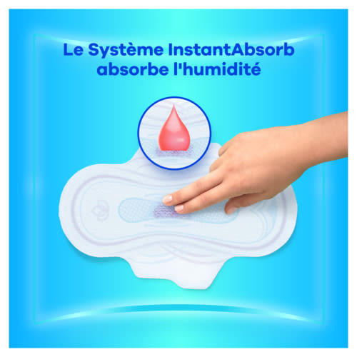 Des doigts touchant le coeur d'une serviette avec système InstantAbsorb qui absorbe l'humidité