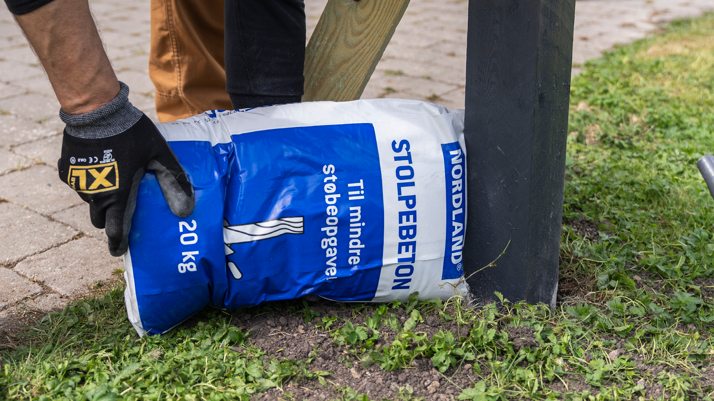 Stolper til hegn bør støbes fast med stolpebeton.
