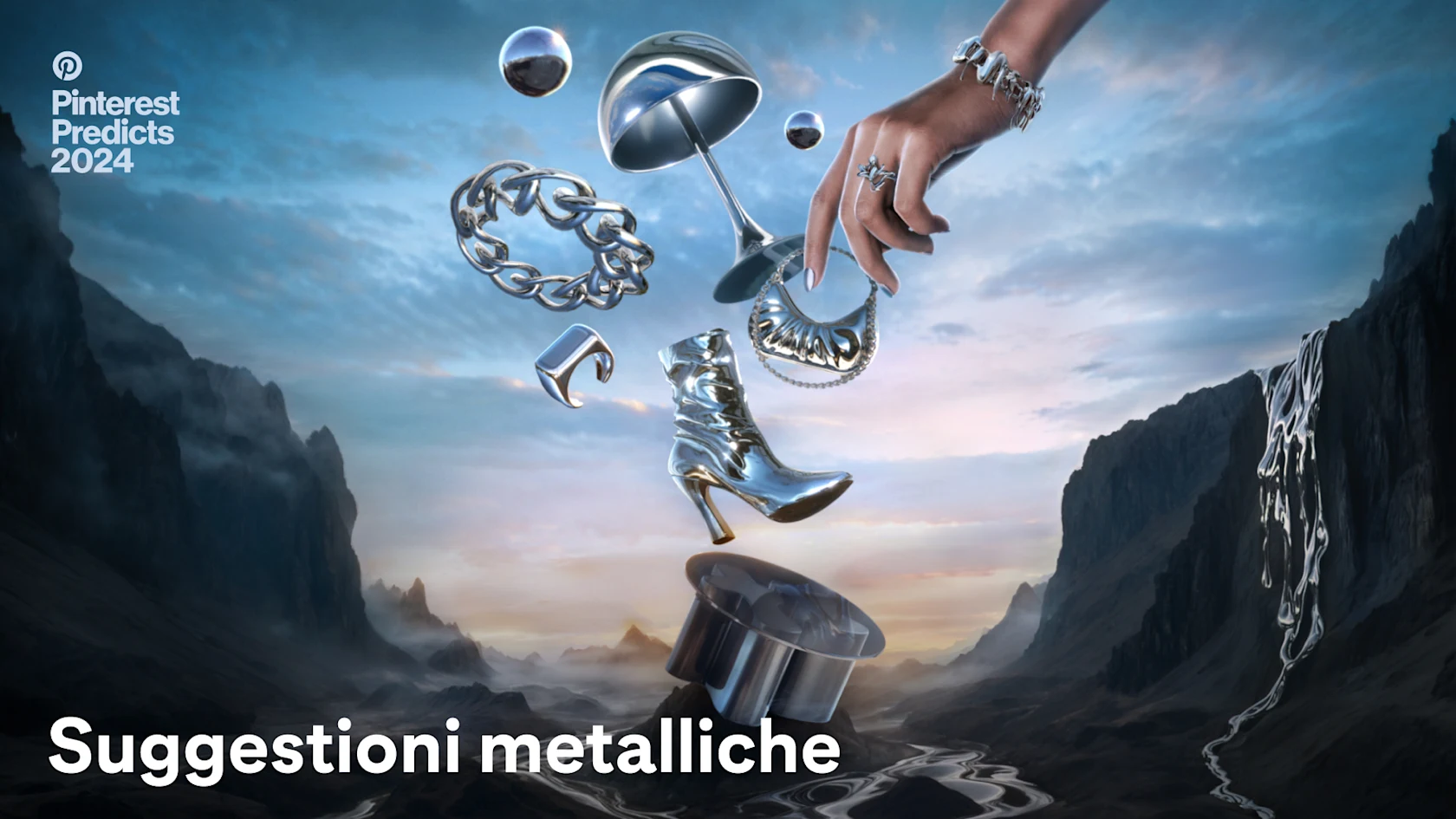 una cascata e un fiume di metallo liquido fanno da sfondo a oggetti metallici come stivali, anelli, braccialetti, borsa, sfere, lampada da tavolo e da scrivania