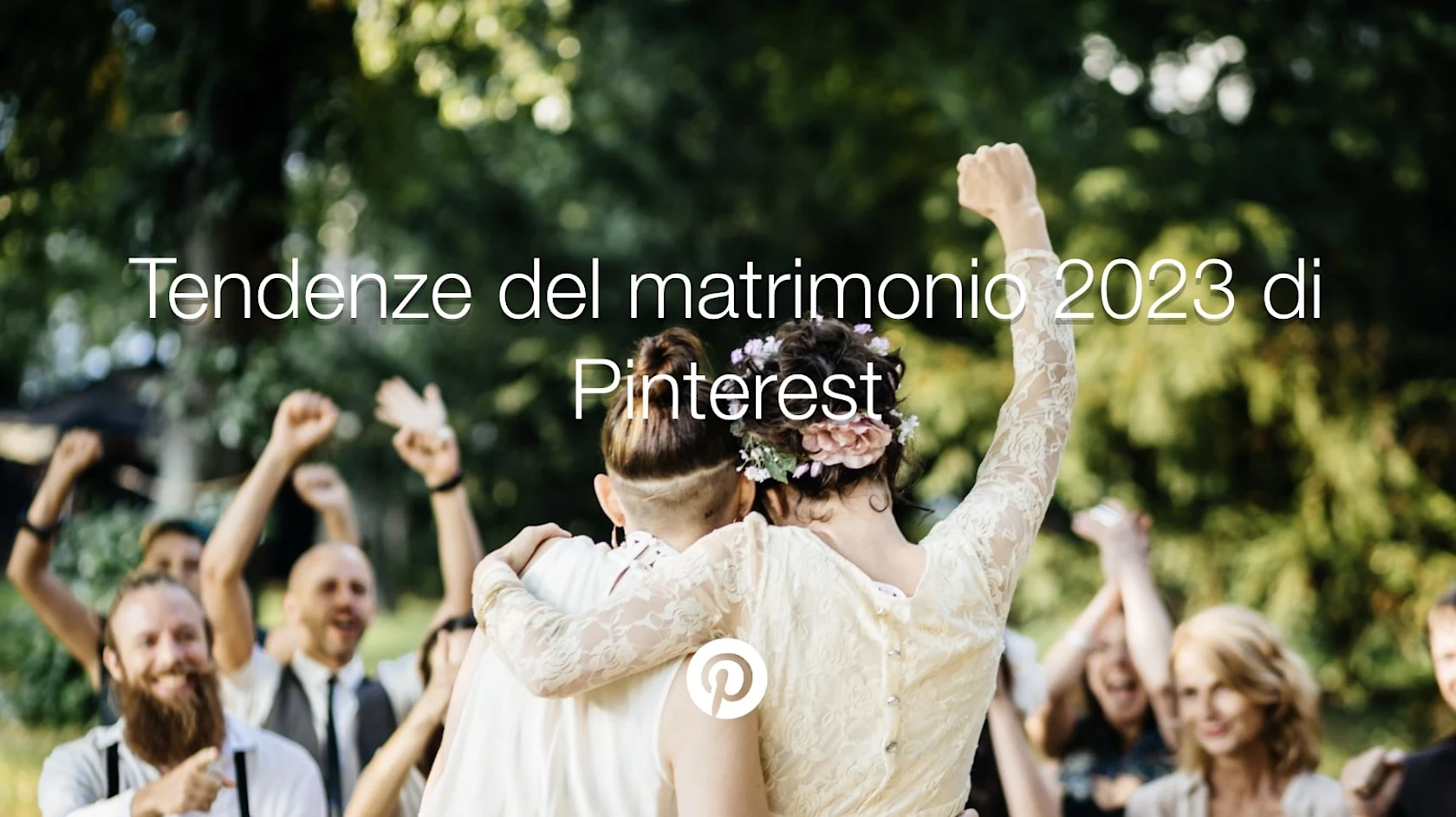 Una coppia appena sposata festeggia con amici e familiari
