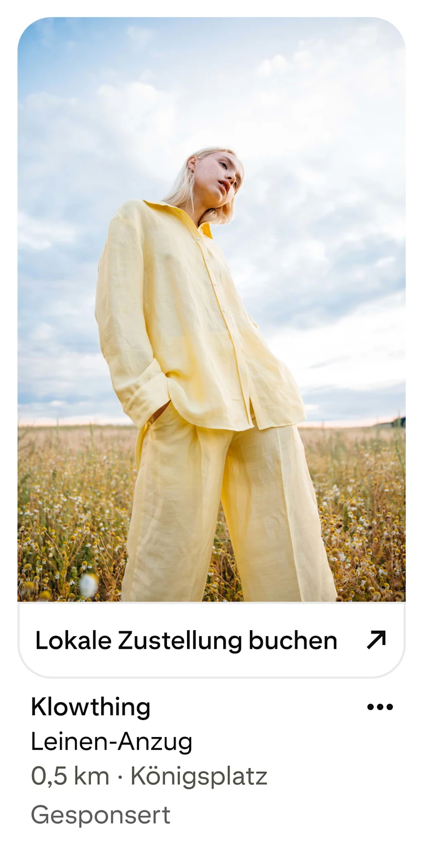 Statisches Bild, das eine Local Inventory Ad in der App zeigt. Das Anzeigenbild zeigt eine Person in einem Leinen-Outfit und ein Symbol mit dem Text „Lokale Zustellung buchen“.