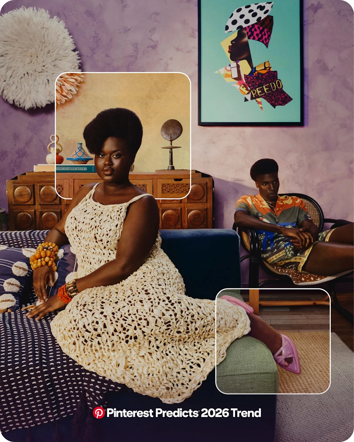 Due persone sono sedute in una stanza con pareti viola e un mix di decorazioni bohémien e africane.