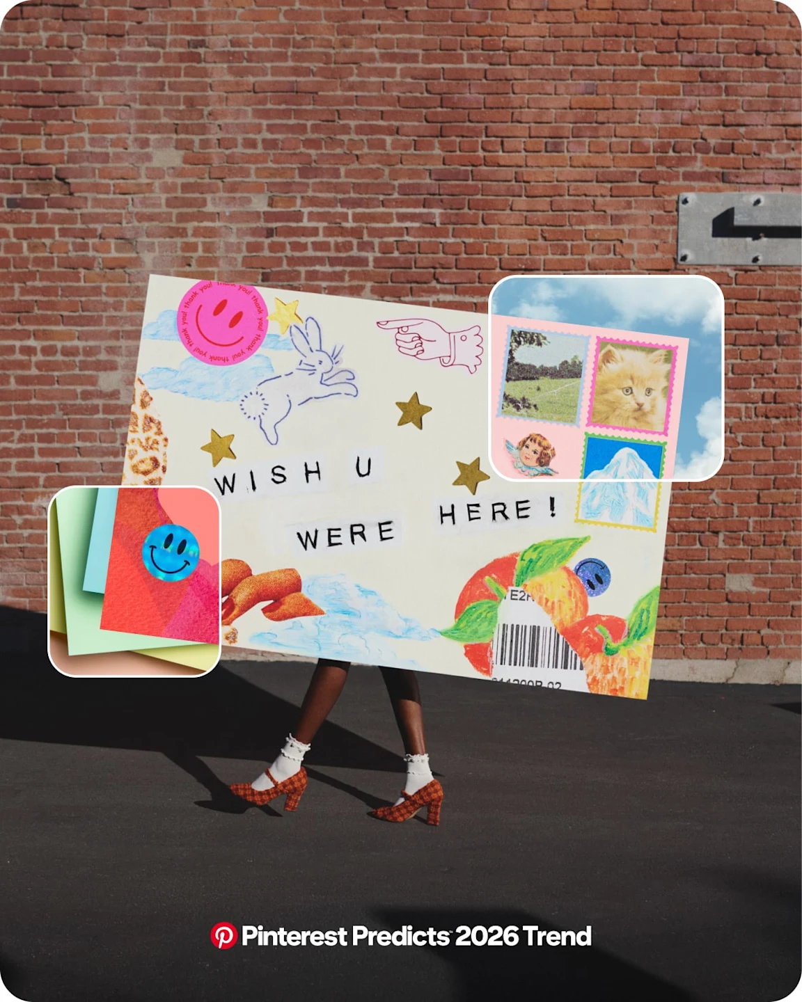 Una persona cammina davanti a un muro di mattoni portando una busta enorme che le copre il corpo. Sulla busta c’è la scritta “WISH U WERE HERE!” ed è ricoperta di adesivi e francobolli.