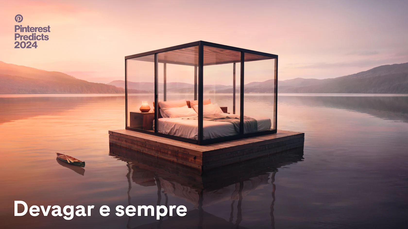 um deck de madeira sustenta uma cama aconchegante e uma luminária fechada com vidro, e a estrutura flutua em um rio tranquilo ao pôr do sol