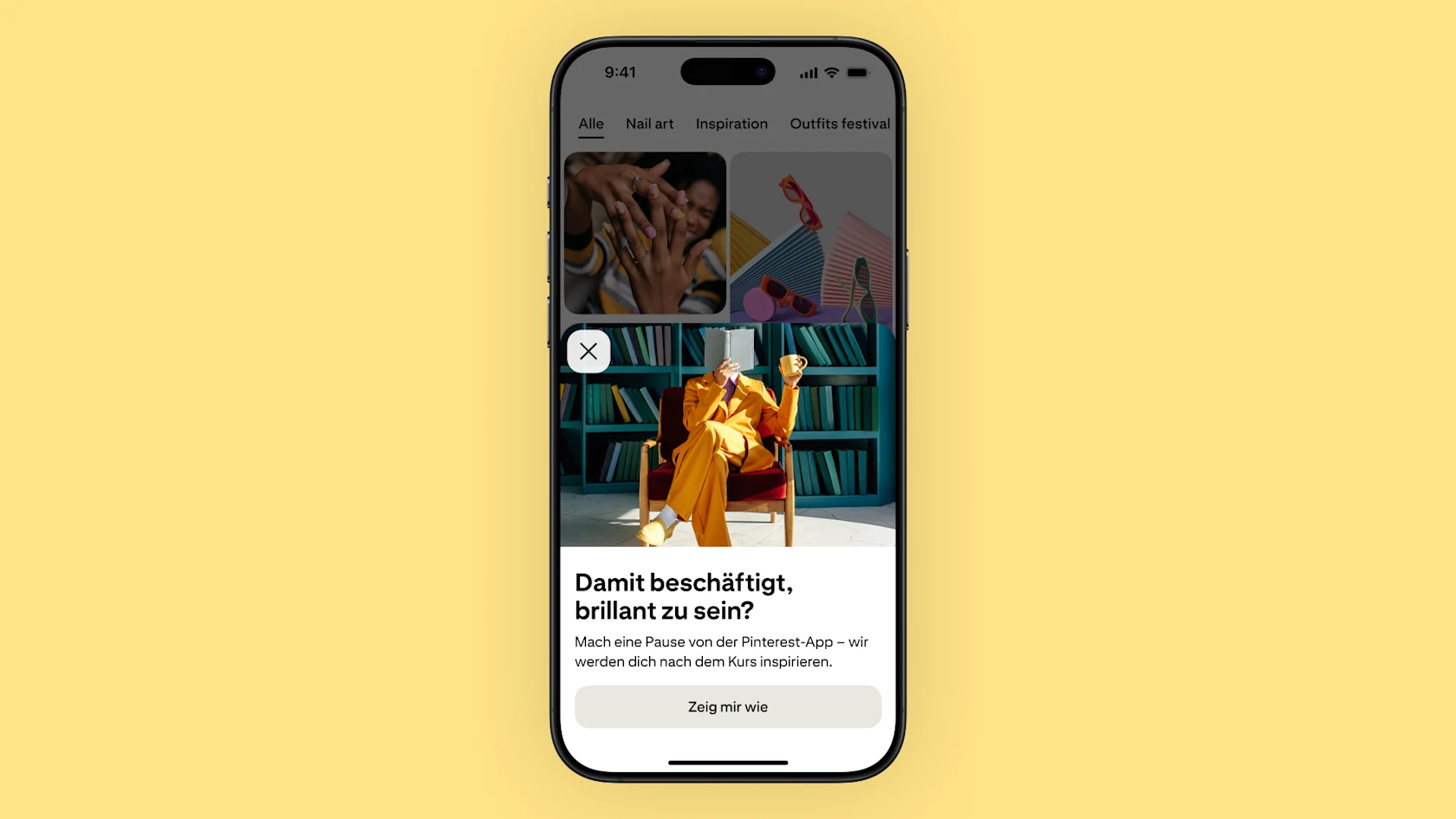 Der Pinterest-App-Bildschirm zeigt die In-App-Aufforderung über einem Raster von Pins; der Hinweis lautet: “Damit beschäftigt, brillant zu sein? Mach eine Pause von der Pinterest‑App – wir werden dich nach dem Kurs inspirieren.“