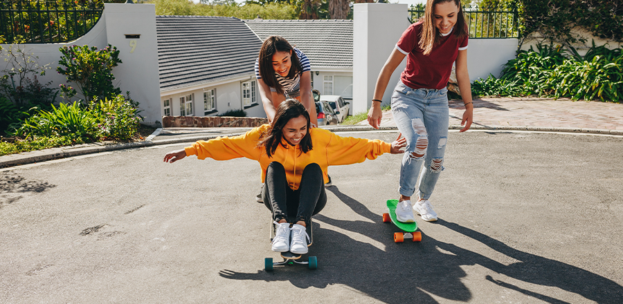 Tres mujeres en un skatepark andando en skate