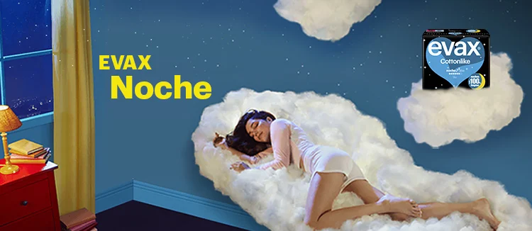 Una mujer durmiendo en una nube
