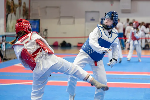 Chicas practicando taekwondo