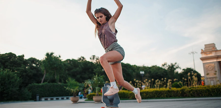 Una mujer haciendo trucos con un skate