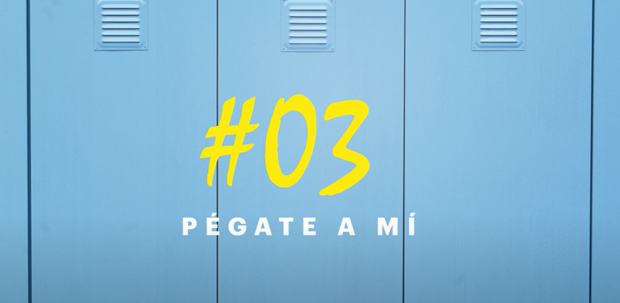 Sobre un fondo de armarios metálicos azules aparece un símbolo amarillo: hashtag 03, con texto blanco debajo: Pegate a mi.
