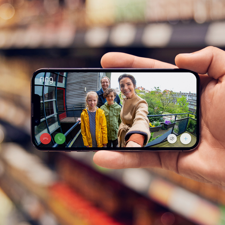 Smartphone zeigt Live-Video von Besuchern an der Wohnungstür über die Ring App und Ring Video Doorbell.